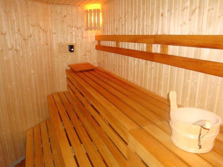 Spacious Swimming Pool Gym Sauna Wwa40 Appartement Warschau