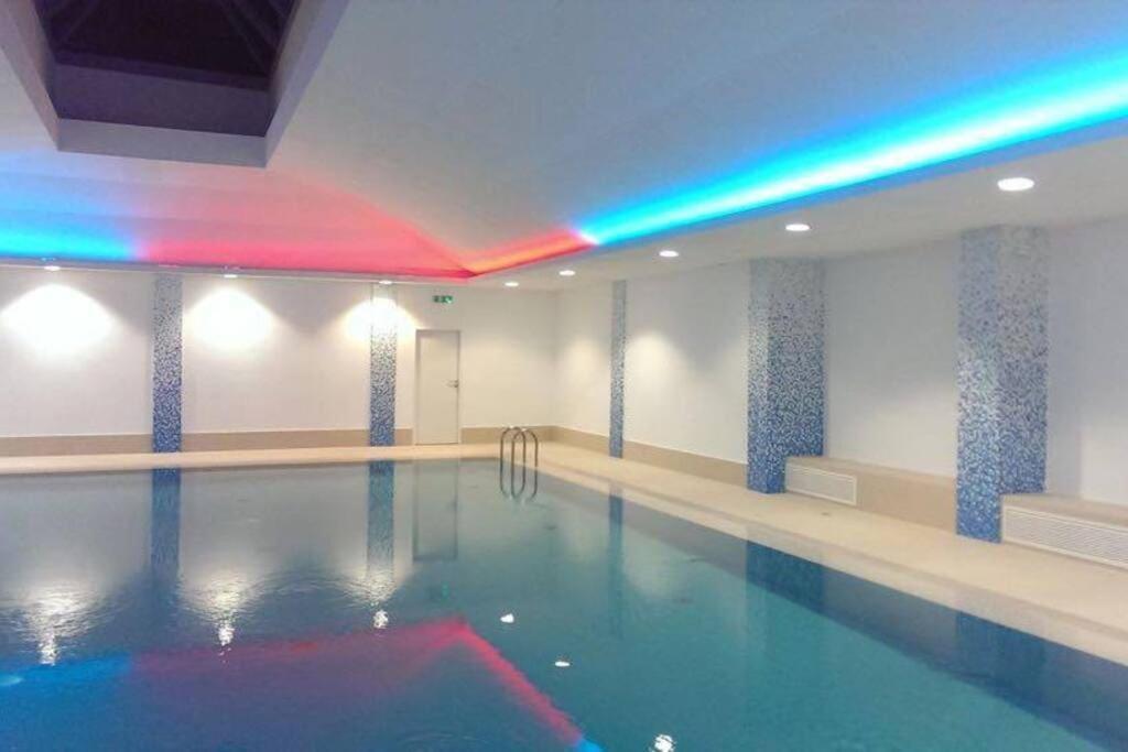 Spacious Swimming Pool Gym Sauna Wwa40 Appartement